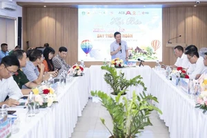 Chủ tịch Ủy ban nhân dân huyện Buôn Đôn Phạm Trung Nghĩa phát biểu tại buổi họp báo.