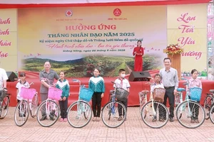 Lãnh đạo Trung ương Hội Chữ thập đỏ Việt Nam và Hội chữ thập đỏ tỉnh Đắk Lắk Lắk tặng xe đạp cho các em học sinh hiếu học.