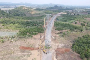 Các đơn vị đang tiến hành tháo dỡ, di dời trụ điện cao thế 220kV phục vụ thi công đường Hồ Chí Minh đoạn tránh phía đông thành phố Buôn Ma Thuột.