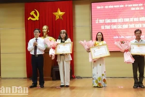 Thừa ủy quyền của Chủ tịch nước, Bí thư Tỉnh ủy Đắk Lắk Nguyễn Đình Trung trao danh hiệu vinh dự Nhà nước “Bà mẹ Việt Nam anh hùng” cho thân nhân các mẹ Việt Nam anh hùng.