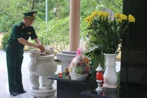 Trung tướng Nguyễn Anh Tuấn dâng hương tại Nhà bia ghi danh các Anh hùng liệt sĩ hy sinh tại khu vực Đồn Biên phòng Sêrêpốk.