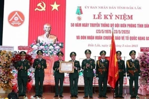 Thừa ủy quyền của Chủ tịch nước, Trung tướng Nguyễn Anh Tuấn, Bí thư Đảng ủy, Chính ủy Bộ đội Biên phòng trao tặng Huân chương Bảo vệ Tổ quốc hạng Ba tặng Bộ đội Biên phòng tỉnh Đắk Lắk.