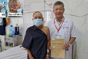 Bác sĩ chuyên khoa II Huỳnh Như Đồng, Trưởng khoa Ngoại Thần kinh - Bệnh viện đa khoa vùng Tây Nguyên với bệnh nhân sau khi được phẫu thuật khối u.