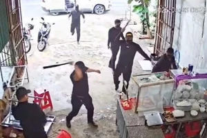 Các đối tượng xông vào đập phá quán phở trên địa bàn xã Ea Đar vào sáng 26/5.