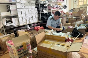 Lực lượng Quản lý thị trường tỉnh Đắk Lắk kiểm tra một điểm kinh doanh mỹ phẩm tại phường Tân Thành, thành phố Buôn Ma Thuột. (Ảnh: Quản lý thị trường tỉnh Đắk Lắk)