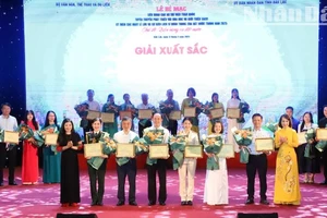 Ban Tổ chức Liên hoan trao giải cho các đoàn đạt giải Xuất sắc.