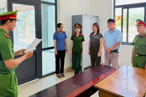 Cơ quan Công an đọc lệnh khởi tố ông Lê Văn Hoàng Lâm và bà Nguyễn Châu Xa về hành vi lập khống chứng từ chiếm đoạt hàng trăm triệu đồng tiền bảo vệ rừng.