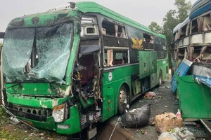 Hiện trường vụ tai nạn, cả hai xe bị hư hỏng nặng.