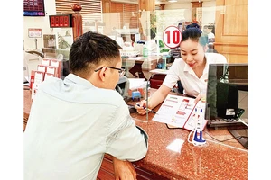 Khách hàng giao dịch với ngân hàng tại Thành phố Hồ Chí Minh.