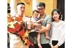 Gia đình anh Phạm Tiến Quang Kỳ tặng hoa Thượng úy Nguyễn Viết Quân.