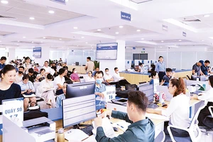 Người dân được tiếp đón, hỗ trợ tận tình khi đến làm việc tại Chi nhánh số 1, Trung tâm Phục vụ hành chính công Hà Nội.
