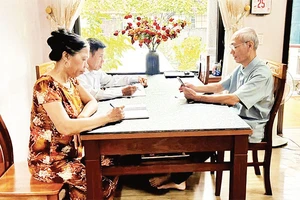 Ông Nguyễn Hữu Thái, Chủ tịch Hội Người cao tuổi xã Trường Yên, huyện Chương Mỹ, thảo luận với hội viên cách phân loại rác thải tại nguồn và kết nối cộng đồng qua nền tảng số.