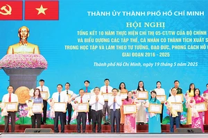 Thành ủy Thành phố Hồ Chí Minh biểu dương các tập thể, cá nhân có thành tích xuất sắc trong học tập và làm theo Bác giai đoạn 2016-2025. (Ảnh QUỐC THANH)