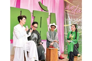 Các khách mời chia sẻ về sự sáng tạo khi thiết kế trang phục lấy cảm hứng từ áo dài truyền thống.