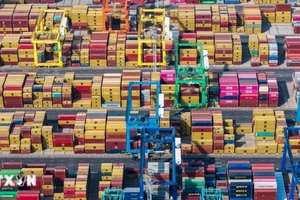 Quang cảnh cảng hàng hóa ở Thiên Tân, Trung Quốc. (Ảnh: THX/TTXVN)