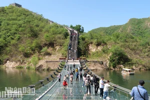 Cầu kính bắc qua đoạn trường thành xưa vốn chìm dưới nước.