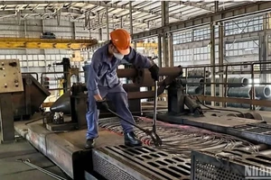Sản xuất thép tại Nhà máy cán thép Thái Nguyên.