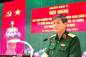 Thiếu tướng Lê Ngọc Hải - Tư lệnh Quân khu 5 phát biểu chỉ đạo tại hội nghị. (Ảnh: ĐÌNH TĂNG).