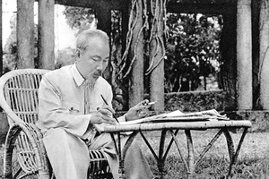 Chủ tịch Hồ Chí Minh làm việc tại Phủ Chủ tịch.