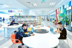 Sinh viên Đại học Kinh tế quốc dân học tập tại thư viện. (Ảnh ĐỨC HÙNG)