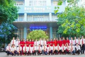 Cán bộ, phóng viên, nhân viên Báo Quảng Trị.