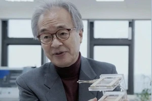 Giáo sư Takehiko Kitamori hiện là đồng Giám đốc Phòng thí nghiệm trọng điểm vật liệu tiên tiến ứng dụng trong phát triển xanh (Đại học Quốc gia Hà Nội).