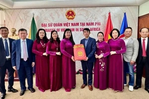 Đoàn đại biểu thành phố Hà Nội thăm và làm việc với Đại sứ quán Việt Nam tại Cộng hòa Nam Phi.