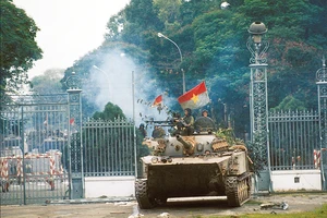 Xe tăng của Quân Giải phóng húc đổ cánh cổng tiến vào Dinh Độc Lập trưa ngày 30/4/1975. (Ảnh tư liệu)