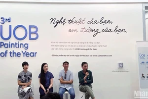 Các nghệ sĩ, giám tuyển tham gia Tọa đàm "Đương đại trên nền di sản" trong khuôn khổ sự kiện.