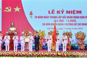 Chủ tịch nước Lương Cường trao Huân chương Hồ Chí Minh tặng Quân chủng Hải quân.