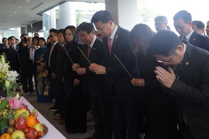 Các đại biểu tham dự Hội thảo dâng hương, bày tỏ lòng thành kính và tưởng nhớ Chủ tịch Hồ Chí Minh tại Không gian Việt Nam-Hồ Chí Minh, thuộc khuôn viên Trung tâm văn hóa Việt Nam tại thành phố Mimasaka, Nhật Bản. (Ảnh: MY LÊ)
