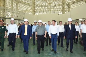Thủ tướng Phạm Minh Chính thị sát công trình Trung tâm Hội chợ Triển lãm quốc gia. (Ảnh: TRẦN HẢI)