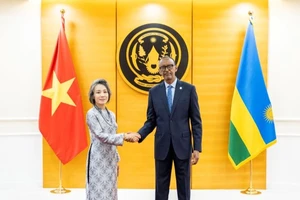 Đại sứ Vũ Thanh Huyền và Tổng thống Cộng hòa Rwanda Paul Kagame. 
