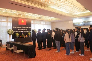Cộng đồng người Việt Nam tại vùng Kansai (Nhật Bản) đến thắp hương, ghi sổ tang tưởng nhớ nguyên Chủ tịch nước Trần Đức Lương.