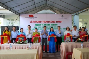 Các đại biểu cắt băng khánh thành công trình Trạm Y tế xã Bình Tân Phú.