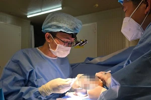 Các bác sĩ tại Bệnh viện dã chiến cấp 2 số 6 của Việt Nam phẫu thuật thành công, cứu sống ngón tay gần đứt lìa cho một bệnh nhân quốc tịch Pakistan. (Ảnh: SỸ CÔNG)