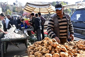 Những người bán hàng trưng bày hàng hóa của họ để bán dọc theo một con phố ở Damascus, Syria. (Ảnh: XINHUA)