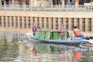 Công nhân vớt rác trên kênh Nhiêu Lộc - Thị Nghè.