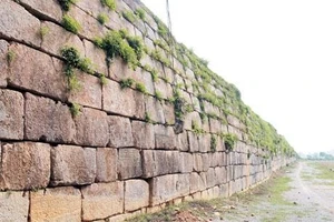 Trải qua hơn 600 năm, những bức tường thành vẫn đứng sừng sững thách thức với thời gian.