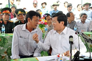 Chủ tịch nước nói chuyện với một ngư dân Lý Sơn kiên cường bám biển. (Ảnh: Internet)