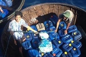 Ngư dân đánh cá trên quần đảo Trường Sa nhờ tàu hải quân tiếp tế nước ngọt.