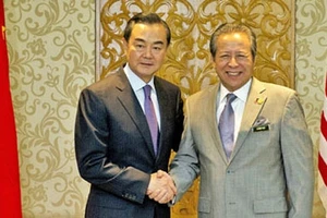 Ngoại trưởng Ma-lai-xi-a M.A-man (phải) và Ngoại trưởng Trung Quốc Vương Nghị. (Ảnh: AFP/ TTXVN)