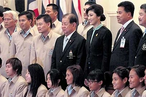 Thủ tướng Thái-lan Yingluck và các quan chức thể thao Thái-lan.