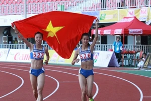 VÐV Ðỗ Thị Thảo (bên trái) và Vũ Thị Ly đoạt HCV và HCB nội dung chạy 800 m nữ.