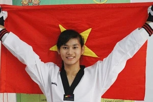 Phạm Thị Thu Hiền với cờ Tổ quốc.