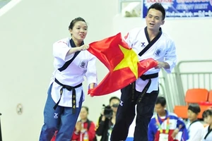 Nguyễn Minh Tú và Nguyễn Đình Toàn ăn mừng chiến thắng.
