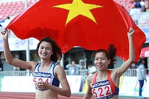 Hai nữ VĐV Vũ Thị Hương (bên phải) và Nguyễn Thị Oanh (bên trái) cùng giành HC ở nội dung 200 mét nữ. (Ảnh: bongdaplus)