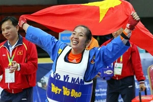 võ sĩ Nguyễn Thị Quyền Chân vui vì chiến thắng.