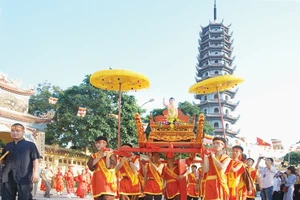 Nghi lễ rước tượng Phật trong ngày Phật đản tại chùa Bằng (Hà Nội). Ảnh: DUY LINH 