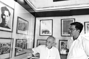 Ông Phước (bên trái) say sưa giới thiệu hiện vật trong bảo tàng.